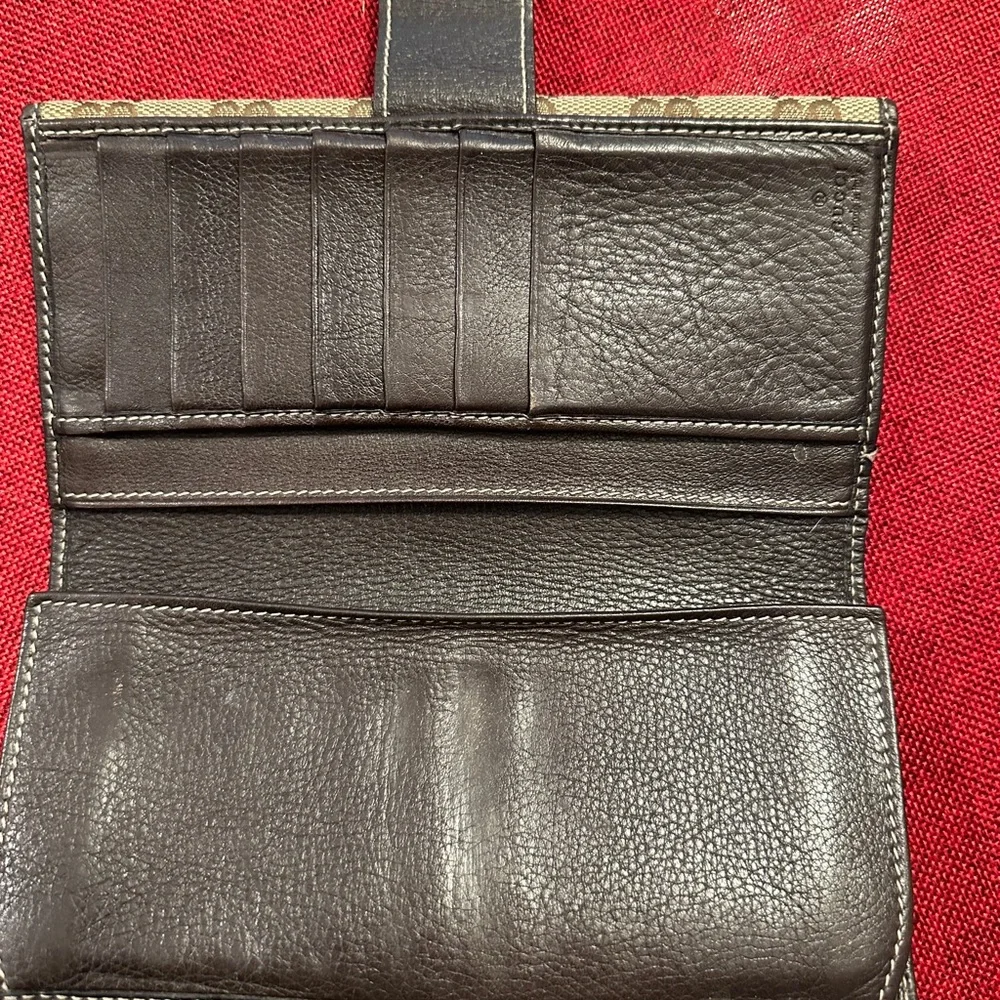 Gucci long wallet. - Picture 2 of 9
